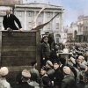 11 - Fotografie z prvních let bolševické moci. Lenin řeční před davem posluchačů, vpravo u tribuny stojí Trockij.